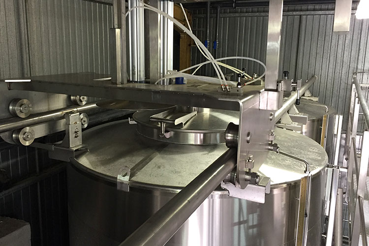 Cuves et passerelles en inox réalisé par Montier Technologies-Matériel Vinicole en Corse