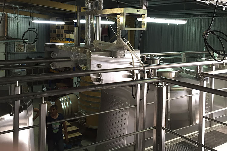 Cuves et passerelles en inox réalisé par Montier Technologies-Matériel Vinicole en Corse