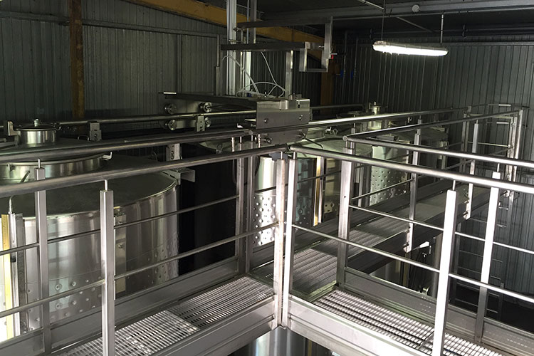 Cuves et passerelles en inox réalisé par Montier Technologies-Matériel Vinicole en Corse