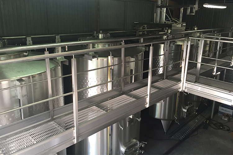 Cuves et passerelles en inox réalisé par Montier Technologies-Matériel Vinicole en Corse
