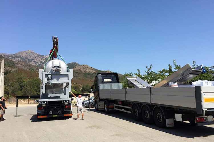 Cuves et passerelles en inox réalisé par Montier Technologies-Matériel Vinicole en Corse