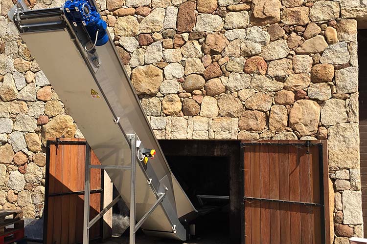 Cuves et passerelles en inox réalisé par Montier Technologies-Matériel Vinicole en Corse