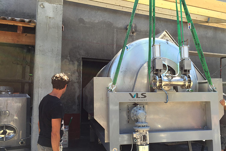 Cuves et passerelles en inox réalisé par Montier Technologies-Matériel Vinicole en Corse