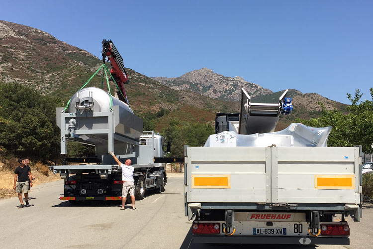 Cuves et passerelles en inox réalisé par Montier Technologies-Matériel Vinicole en Corse